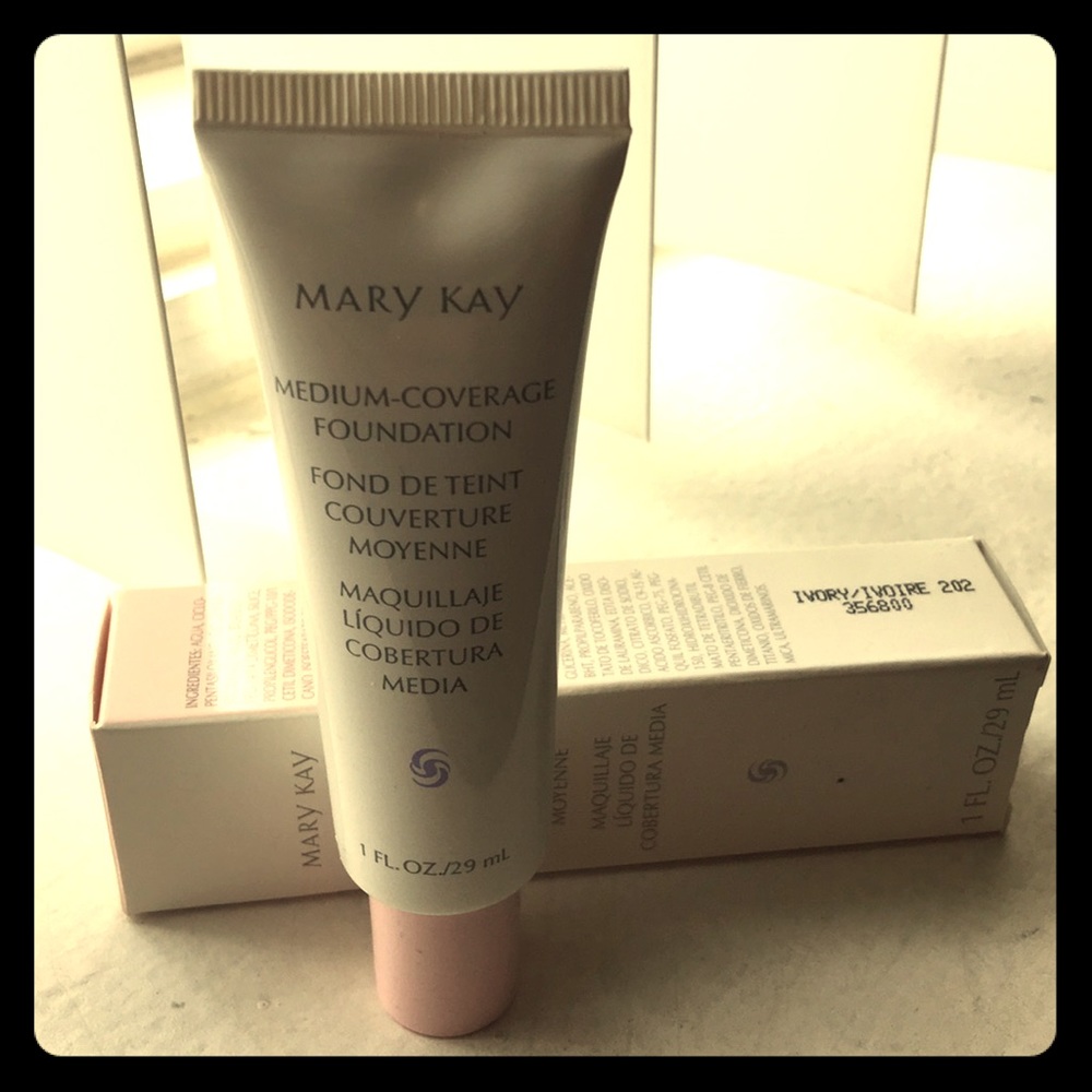 Medium-Coverage Foundation - Picture 2 of 2